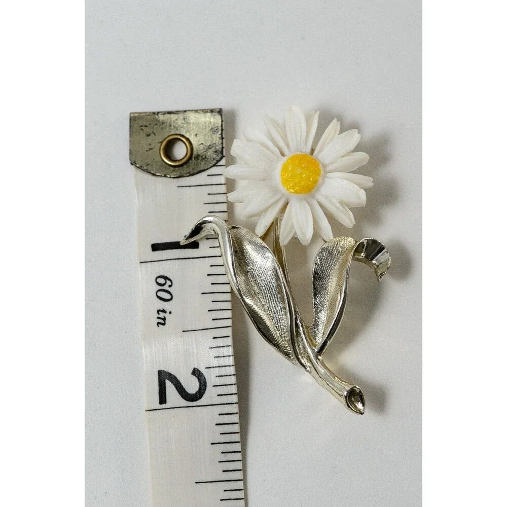 Vintage Sarah Coventry signed Daisy Flower Silver toned pin brooch boutonniere